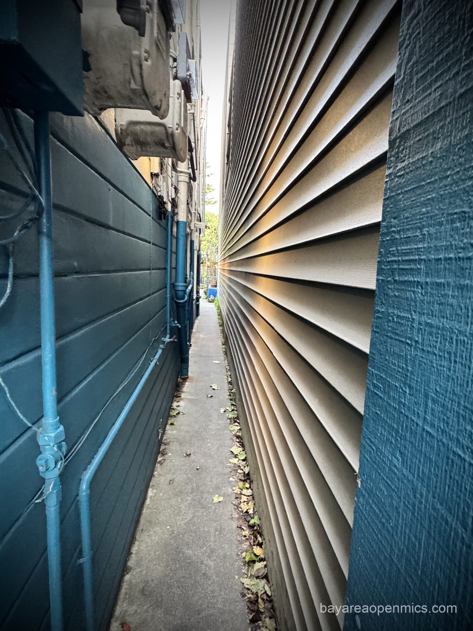 The alleyway entrance to The Bazaar Cafe open mic in San Francisco