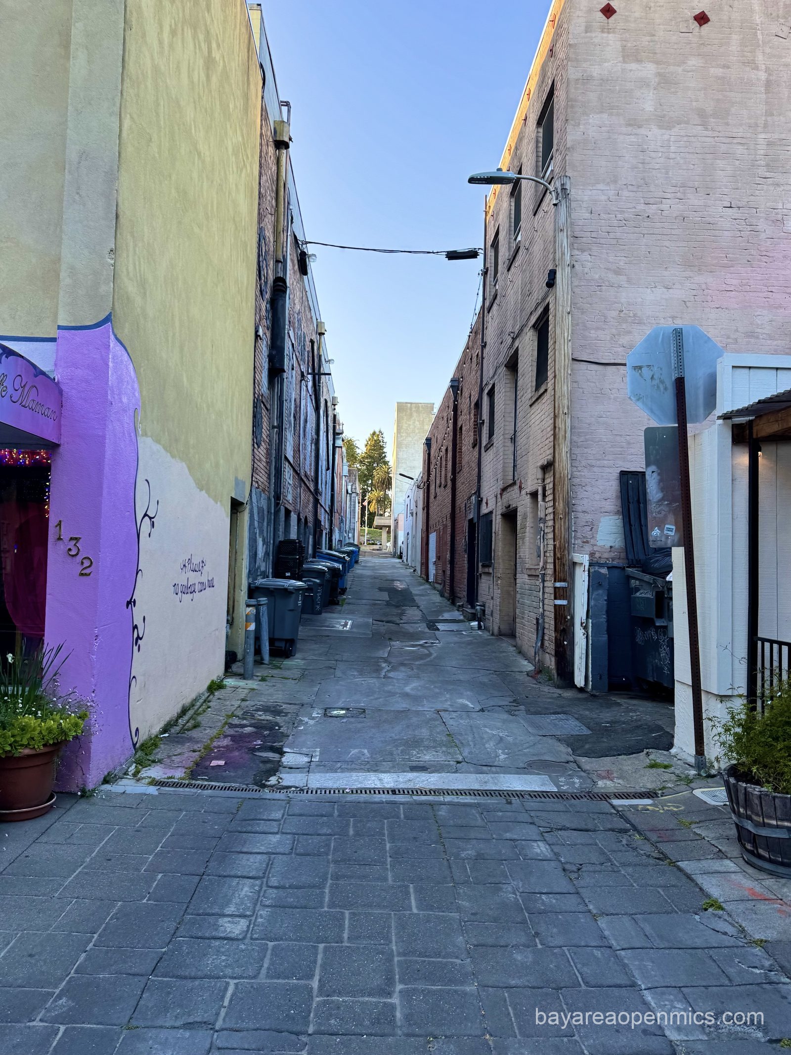A narrow alley leads to The Big Easy in Petaluma, California
