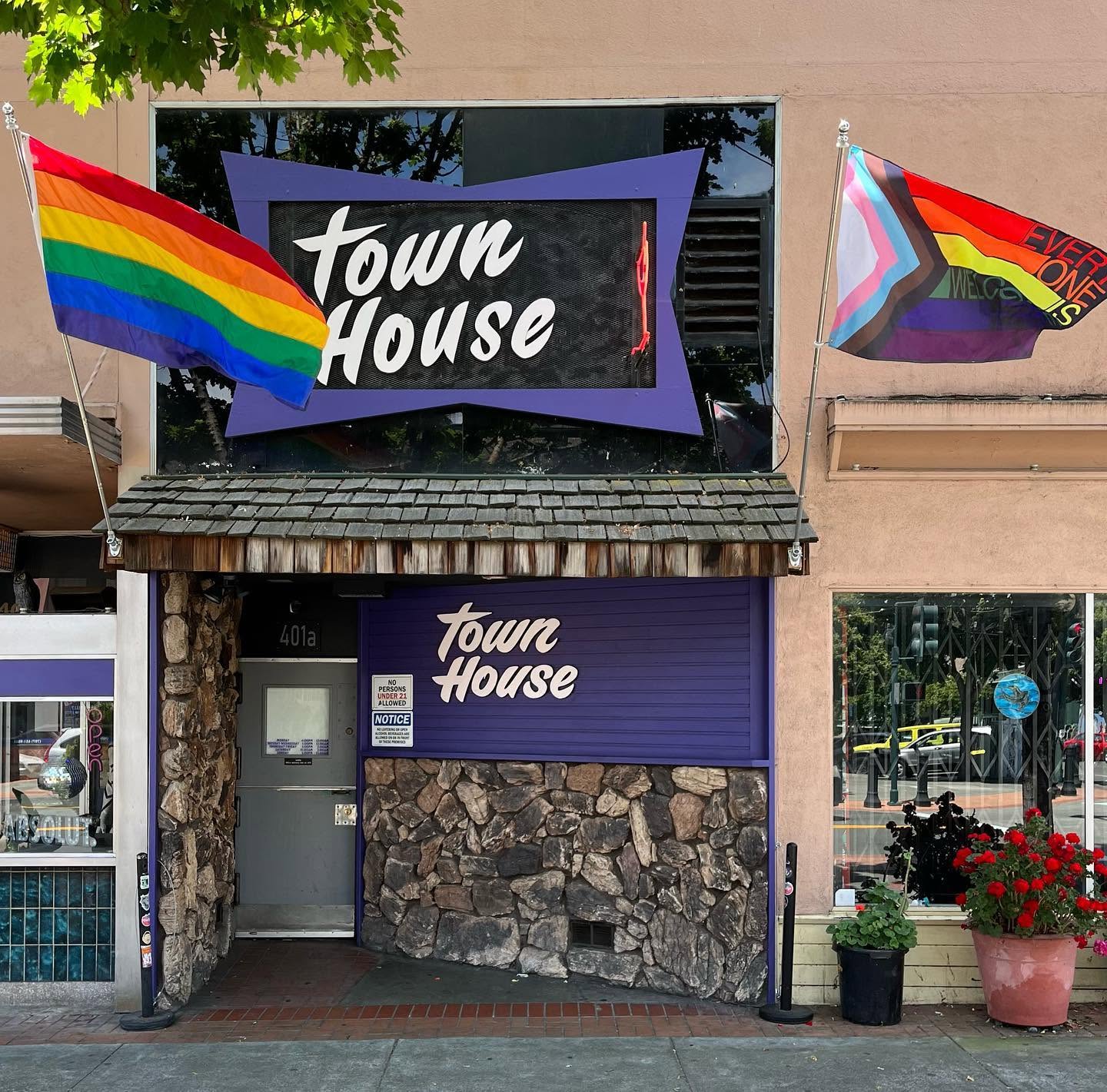 Photo of the front of cocktail bar Townhouse in Vallejo, CA